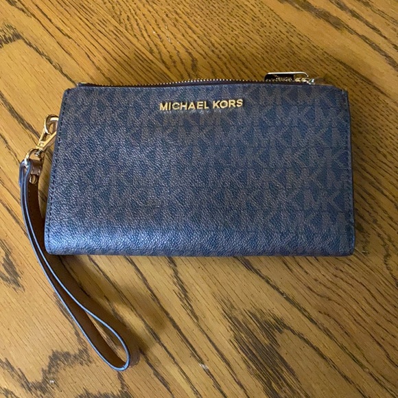 Micheal Kors Wristlet - Picture 1 of 2